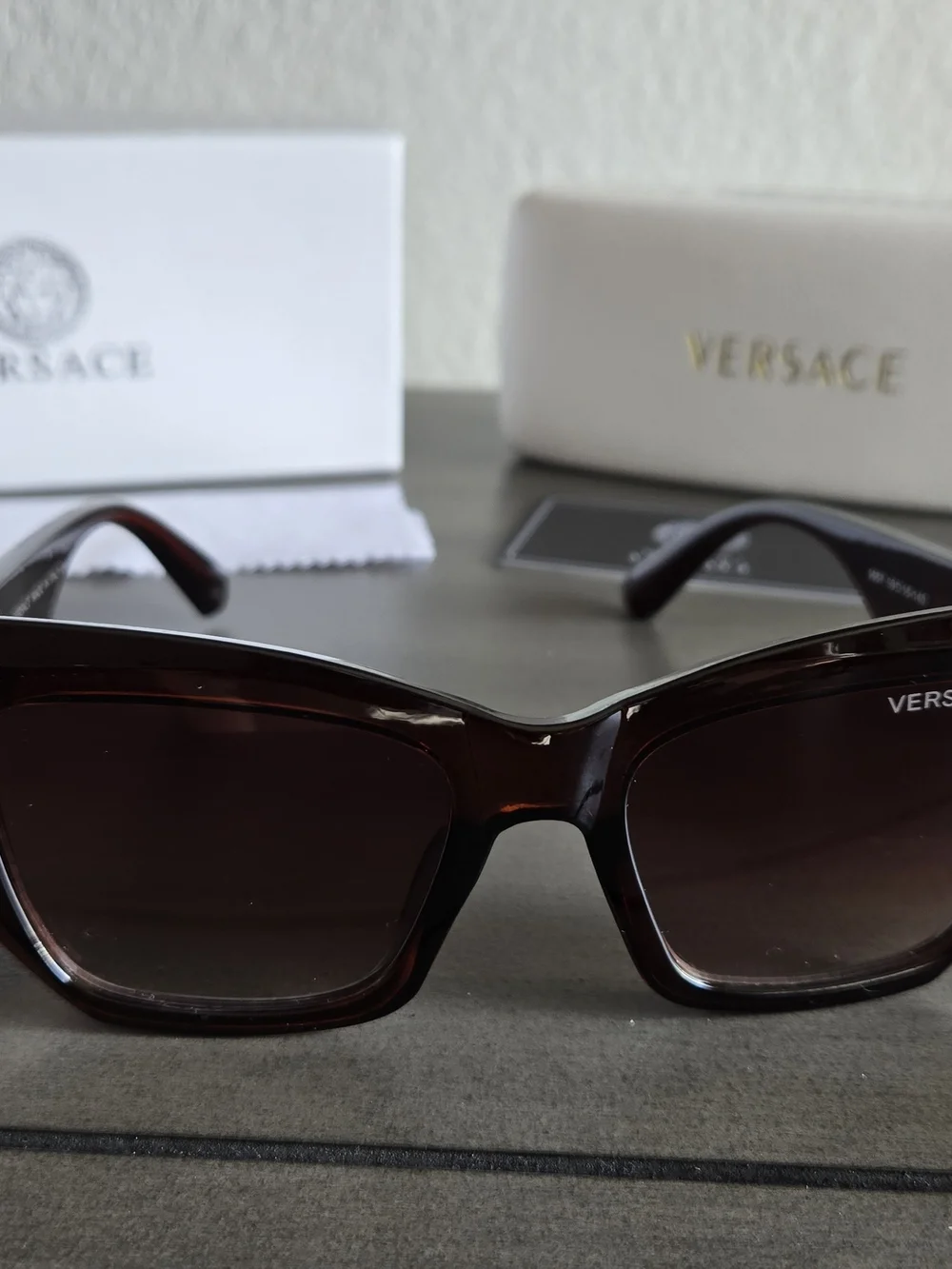 Versace - Picture 2 of 5